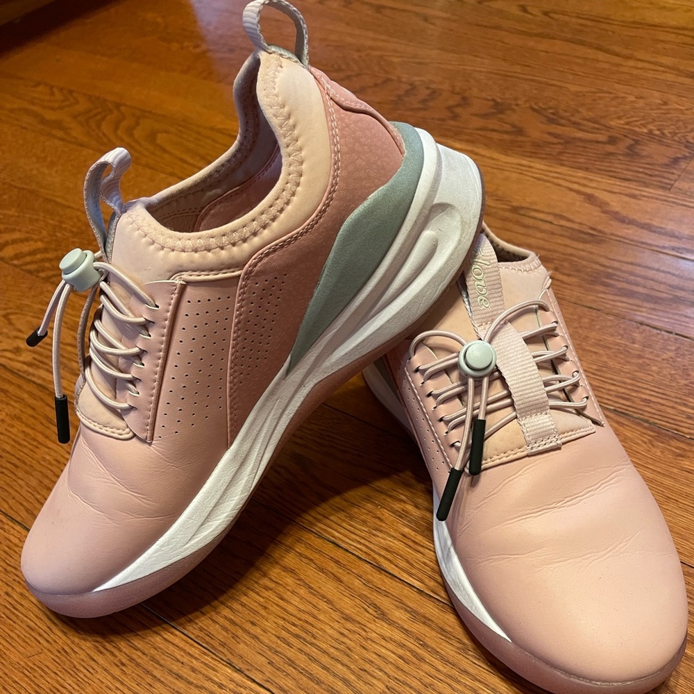 Clove nursing shoes
